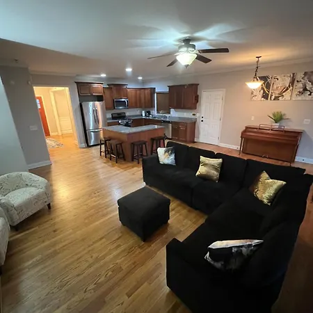Spacious Gorgeous 3Bd Home With Large Deck Close To Everything